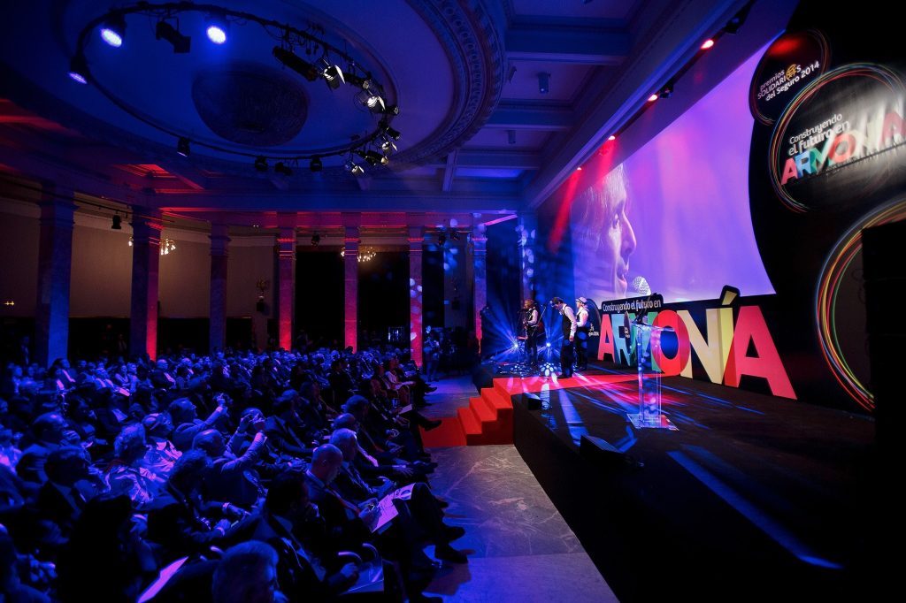 Escenario y público de la Gala de los Premios Solidarios del Seguro de INESE