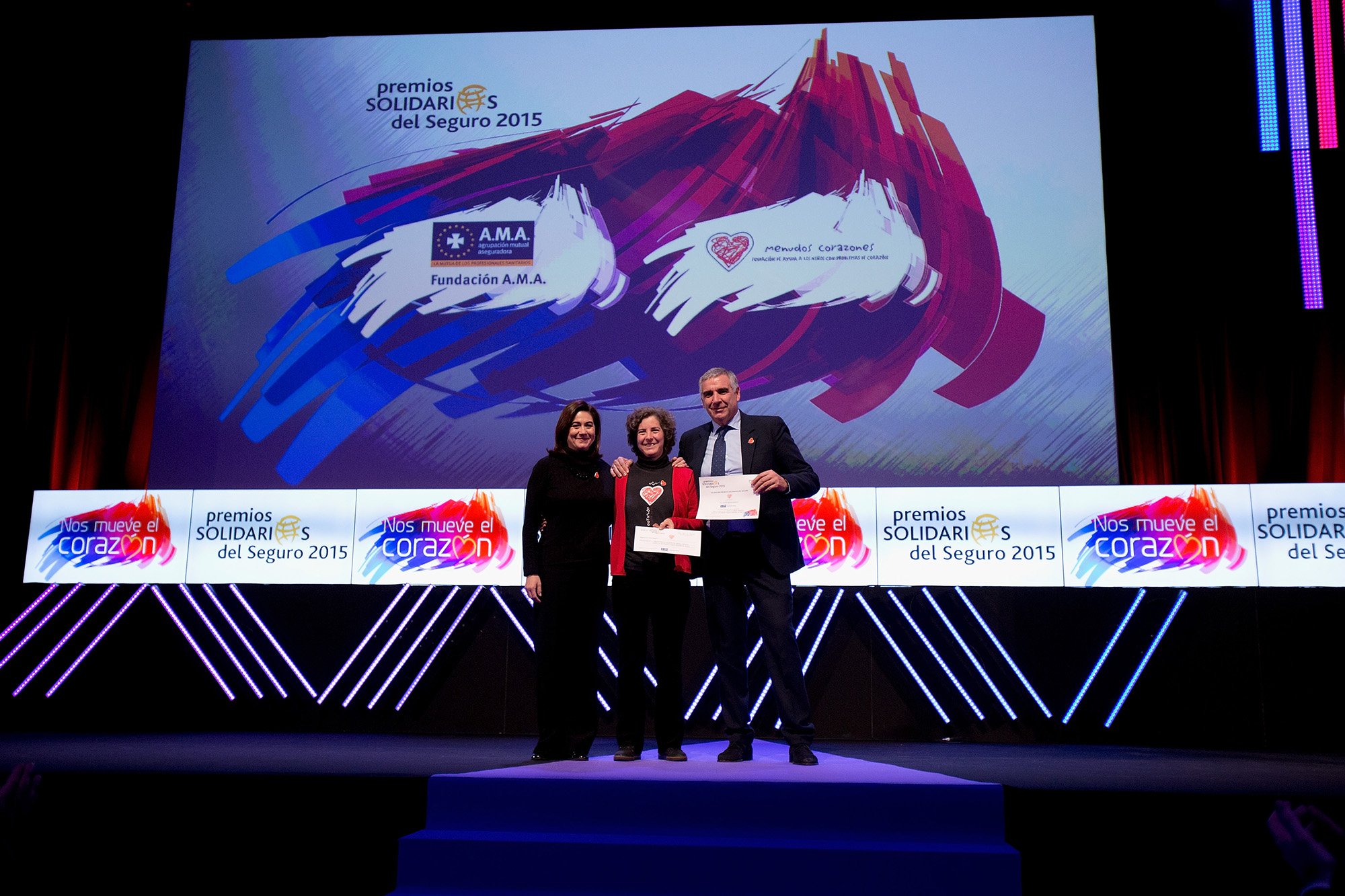 Entrega de premios en escenario de Gala Premios Solidarios del Seguro INESE