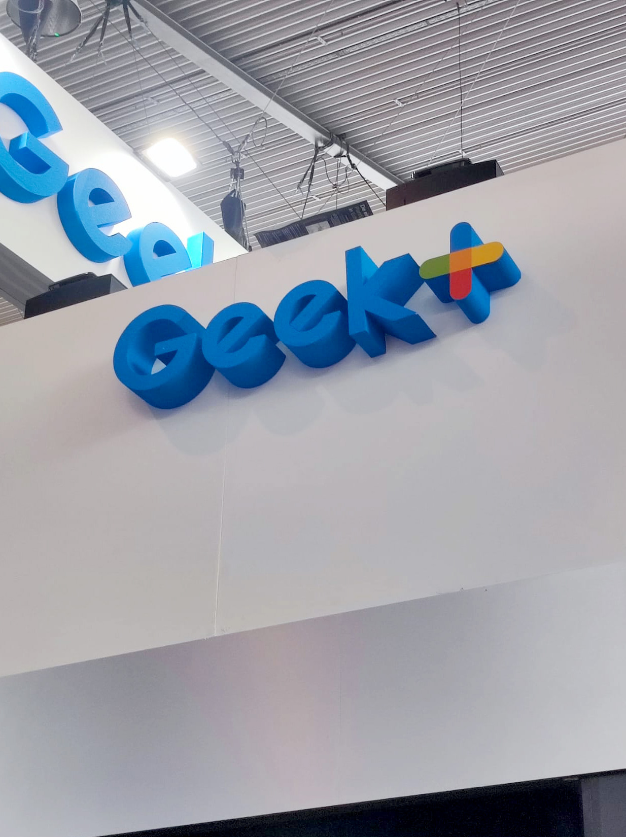 Logotipo superior de Geek+ para feria LogiMAT 2024