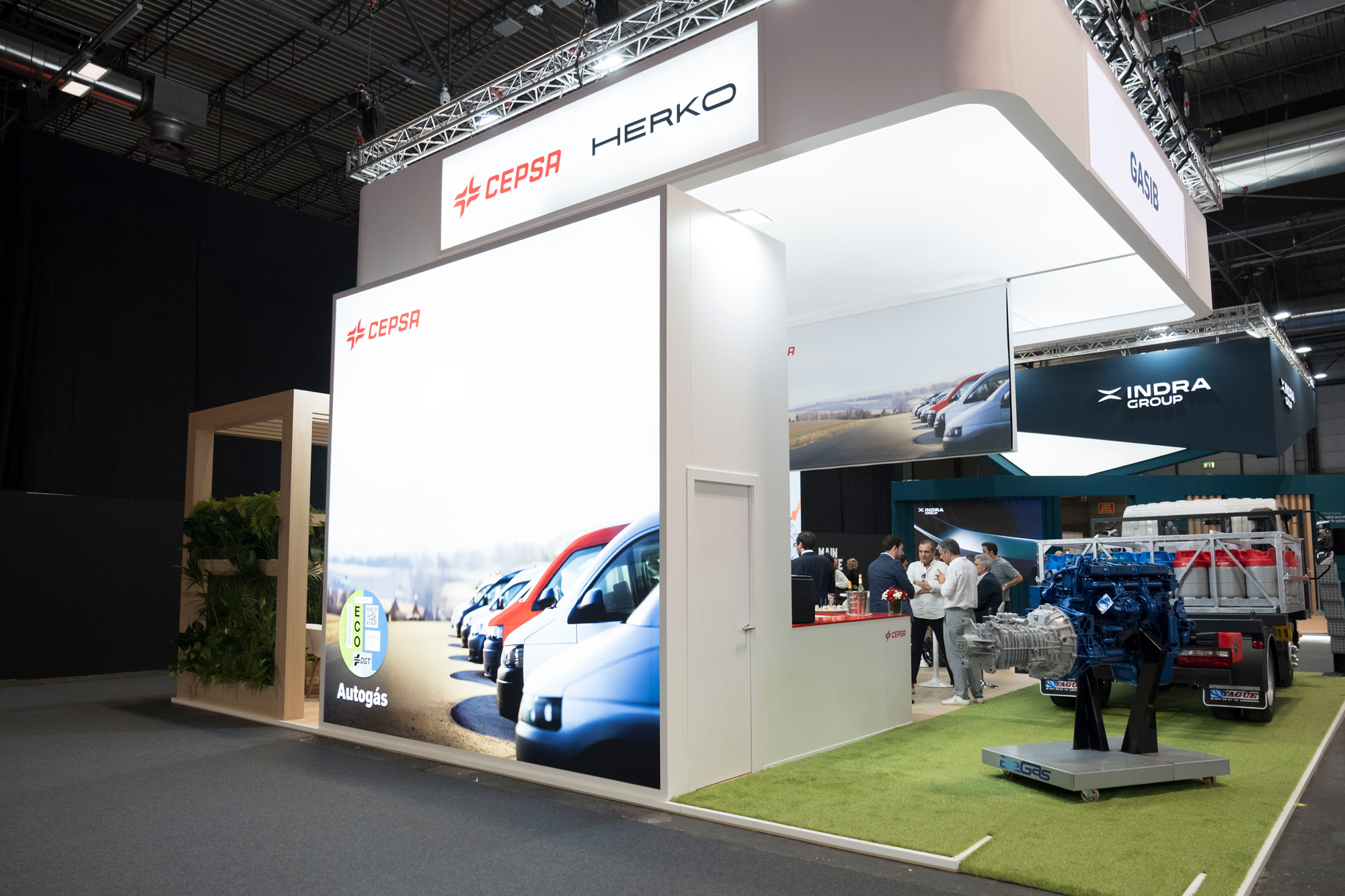 Vista de pantalla con diseño audiovisual del stand GASIB Cepsa en IFEMA 2026