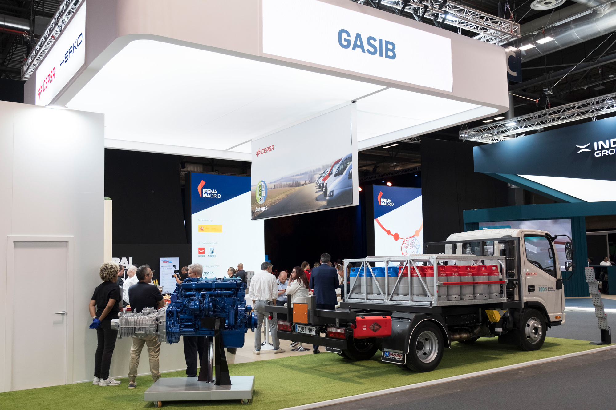 Camión con Botellas de butano y propano en stand de Cepsa GASIB en Mobility 2026 en IFEMA MAdrid