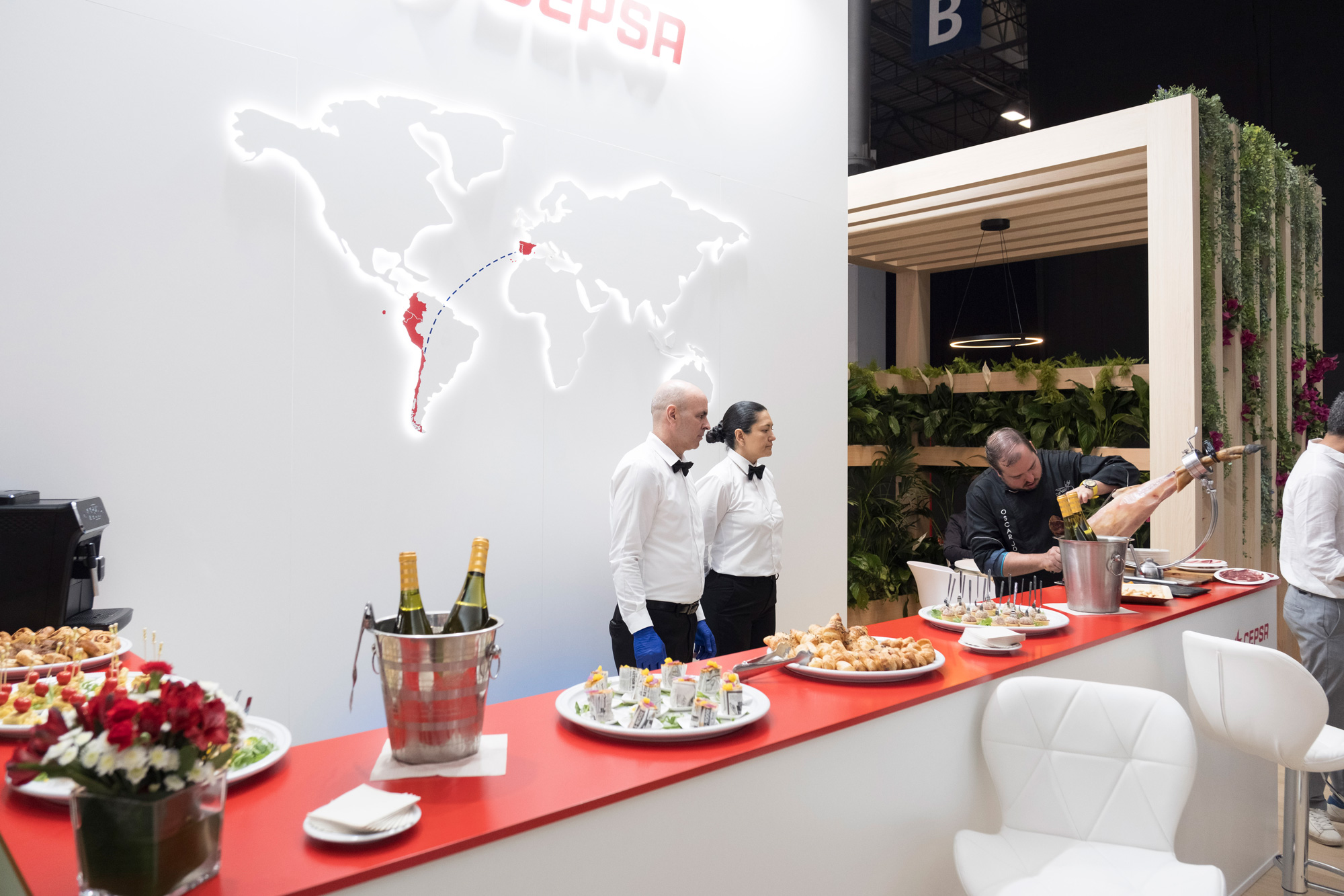 Azafatas y cortados de jamón en stand de Cepsa GASIB en Mobility 2026