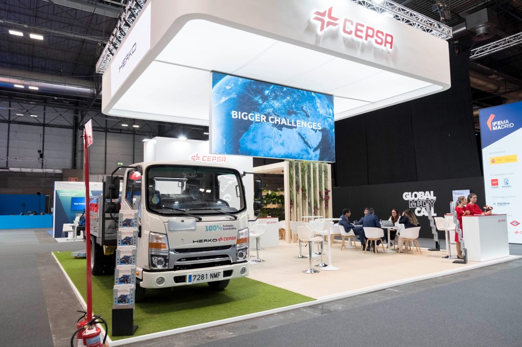 Vista lateral con camión de Herko en stand de Cepsa GASIB en Mobility 2026