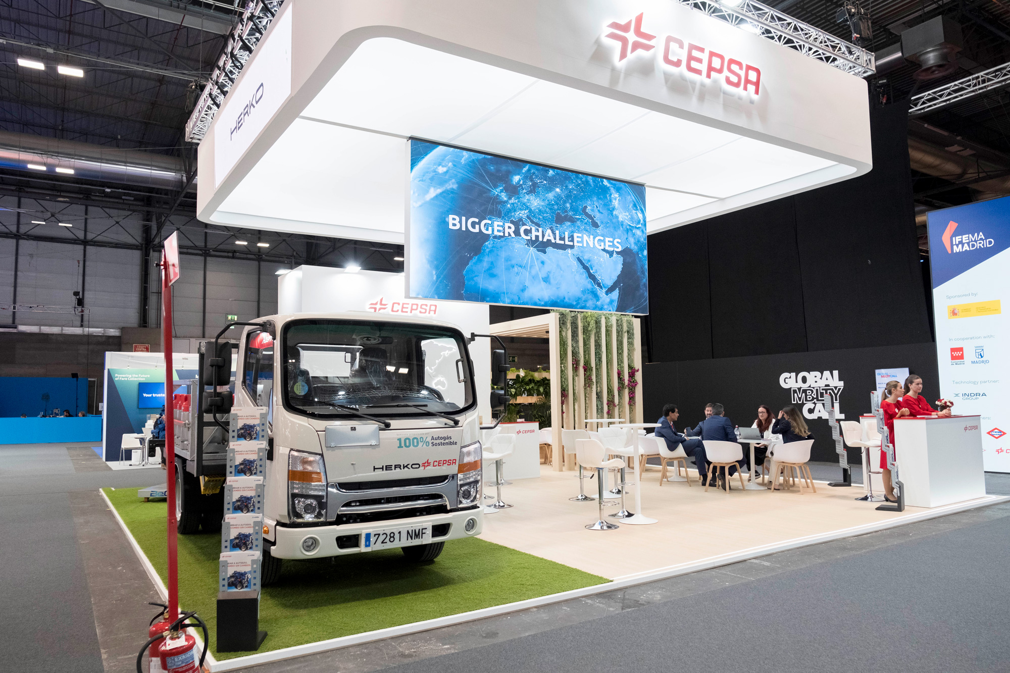 Vista lateral con camión de Herko en stand de Cepsa GASIB en Mobility 2026