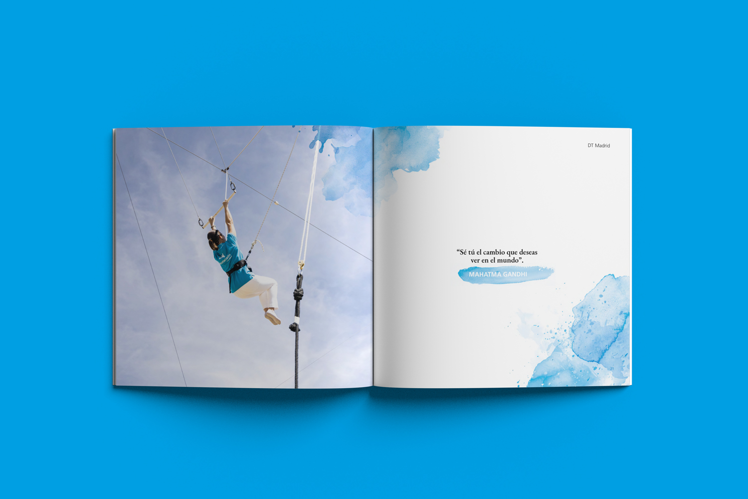 Diseño editorial de cita gandhi del libro recopilatorio de testimonios de Voluntariado CaixaBank