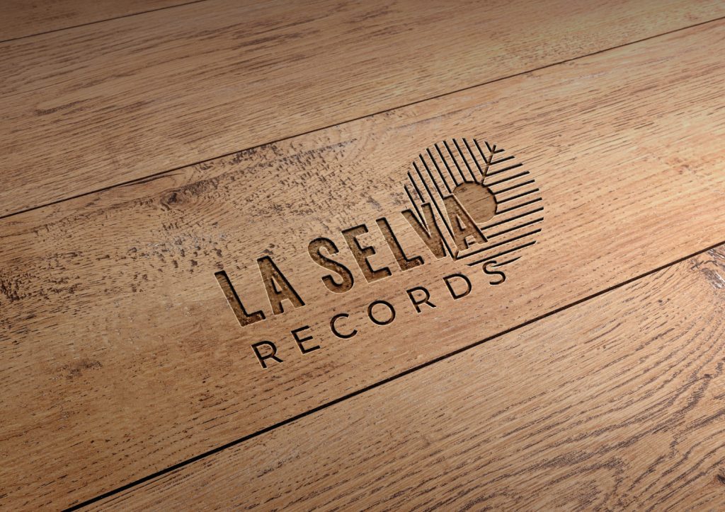 Identidad gráfica de La Selva Records en madera